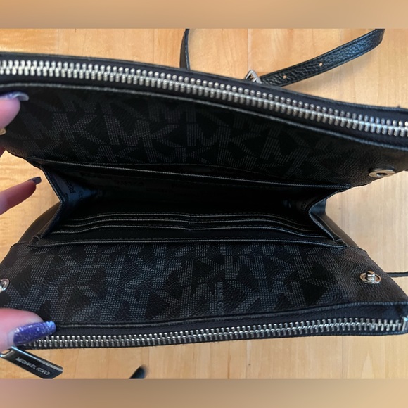 Michael Kors Waller Purse - Picture 3 of 3